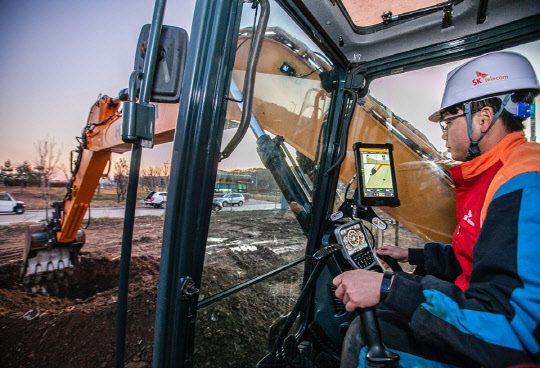 엔지니어들이 SOC실증연구센터에서 스마트 건설 방식으로 공사를 진행하고 있다.  SK텔레콤 제공